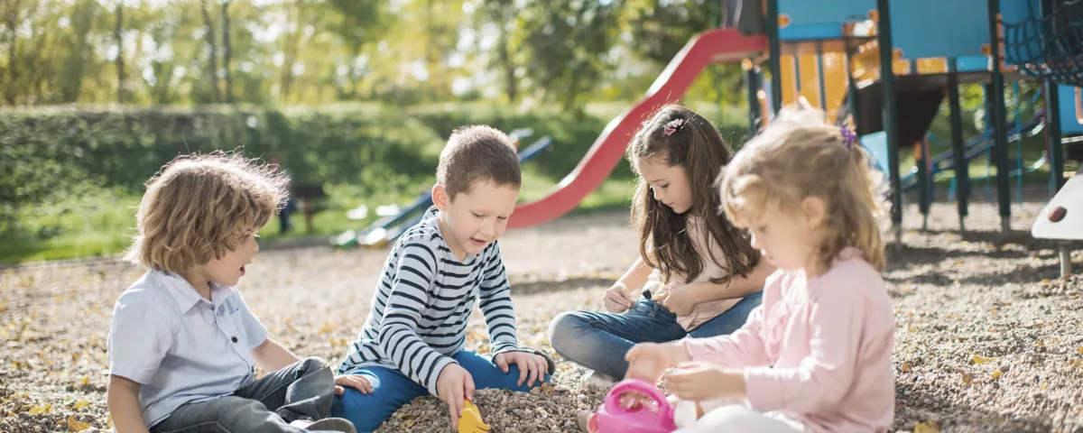 Bambine e bambini a casa e in giardino